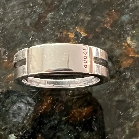Gucci silver ring size 8 with COA unisex. Great Valentine’s Day gift.